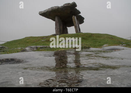 Dolmen de Poulnabrone tombe dans le Burren Irleland, Banque D'Images