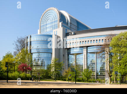 Façade de l'est le bâtiment Paul-Henri Spaak, siège de l'hémicycle du Parlement européen à Bruxelles, Belgique, vu depuis le parc Léopold. Banque D'Images