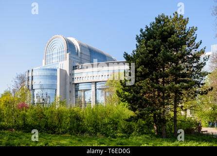 Façade de l'est le bâtiment Paul-Henri Spaak, siège de l'hémicycle du Parlement européen à Bruxelles, Belgique, vu depuis le parc Léopold. Banque D'Images