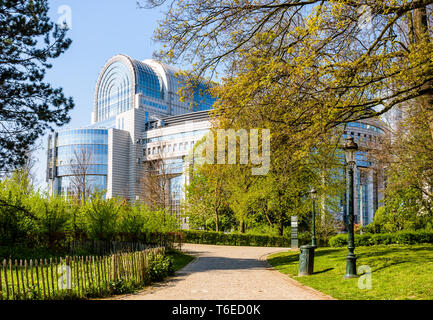 Façade de l'est le bâtiment Paul-Henri Spaak, siège de l'hémicycle du Parlement européen à Bruxelles, Belgique, vu depuis le parc Léopold. Banque D'Images