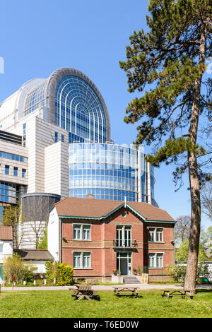 Le bâtiment Paul-Henri Spaak, siège du Parlement européen à Bruxelles, Belgique, donnant sur la chambre de Jean Jules Linden dans le parc Léopold. Banque D'Images