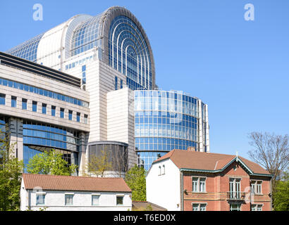 Le bâtiment Paul-Henri Spaak, siège du Parlement européen à Bruxelles, Belgique, donnant sur la chambre de Jean Jules Linden dans le parc Léopold. Banque D'Images