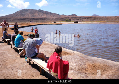 Les touristes flottant sur un bassin à la Saline, Pedra Lume Cratère de sel, l'île de Sal, Cap-Vert, Afrique Banque D'Images