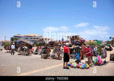 Les vendeurs de rue vendant souvenirs touristiques près de l'embarcadère, Santa Maria, île de Sal, Cap-Vert, Afrique Banque D'Images