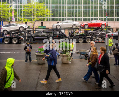 Une automobile transports chargé avec plusieurs marques de voitures voyages à travers Manhattan le Vendredi, Avril 26, 2019. (© Richard B. Levine) Banque D'Images