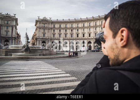 ROME, ITALIE - Le 16 novembre 2017 Photographe : photographier la Piazza della Repubblica à Rome avec les gens autour de Pise Banque D'Images