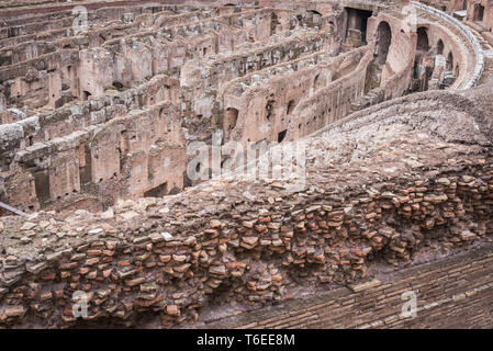 Ruines du sous-sol de l'arène du Colisée à Rome, Italie Banque D'Images