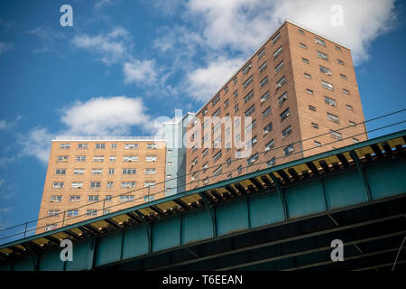 Manhattanville projet domiciliaire de Harlem à New York avec l'IRT métro surélevé le Samedi, Avril 27, 2019. (© Richard B. Levine) Banque D'Images