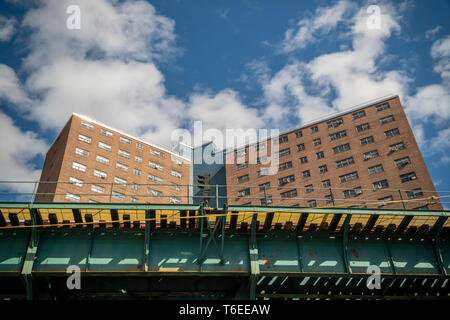 Manhattanville projet domiciliaire de Harlem à New York avec l'IRT métro surélevé le Samedi, Avril 27, 2019. (© Richard B. Levine) Banque D'Images