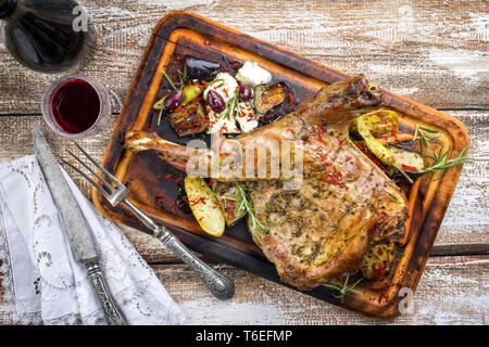 Épaule d'agneau barbecue avec des légumes et Feta comme vue de dessus on cutting board Banque D'Images