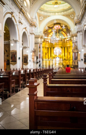 Selective focus sur le premier banc à l'intérieur de la Basilique Cathédrale de Lima, Pérou Banque D'Images