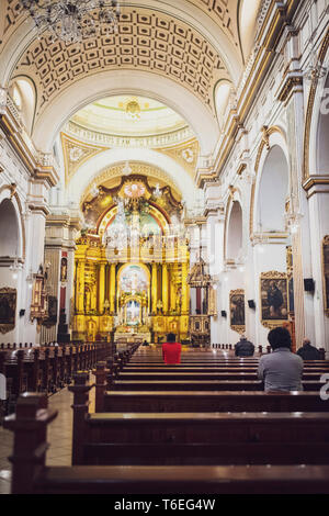 Congrégation catholique prier à l'intérieur de la Basilique Cathédrale de Lima, Pérou Banque D'Images