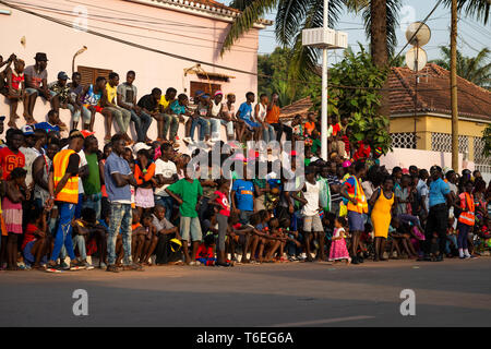 Bissau, République de Guinée-Bissau - Février 12, 2018 : foule regardant les célébrations du carnaval de la ville de Bisssau. Banque D'Images