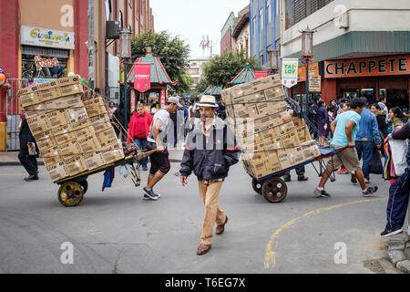 Rues animées sur le marché autour du Marché Central ou Mercado Central à Lima, Pérou Banque D'Images