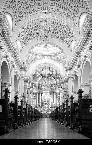 À l'intérieur de la magnifique Basilique Cathédrale de Lima, Pérou en noir et blanc Banque D'Images