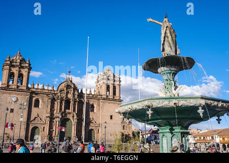 Fontaine avec une statue en or du roi Inca Pachacutec ou Pachacuti à Plaza de Armas ou place principale de Cusco, Pérou Banque D'Images