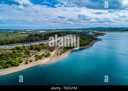 Paysage aérien de Cardinia lac réservoir côte et forêt à Melbourne, Victoria, Australie Banque D'Images