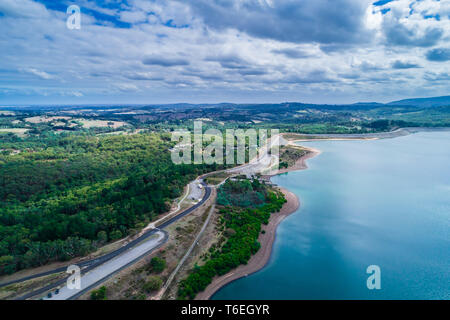 Paysage aérien de Cardinia Reservoir in Emerald, Victoria, Australie Banque D'Images