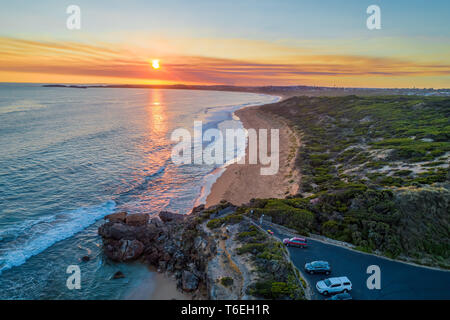 Coucher de soleil sur la côte de l'océan près de la ville de Warrnambool en Australie Banque D'Images