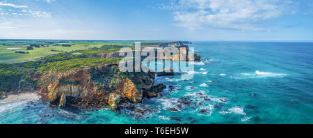 Panorama de l'antenne de l'érosion de roches sur la côte de l'océan près de Warrnambool, Australie Banque D'Images