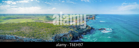 Large panorama de l'antenne côte de l'océan et la campagne près de Great Ocean Road, Victoria, Australie Banque D'Images