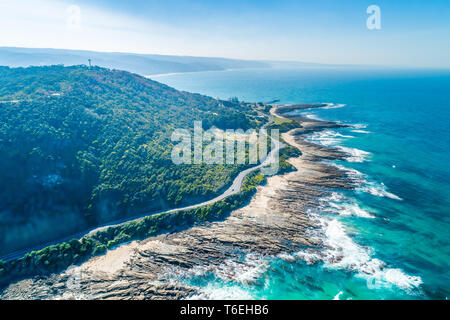 Great Ocean Road en passant le long de côte pittoresque - vue aérienne Banque D'Images