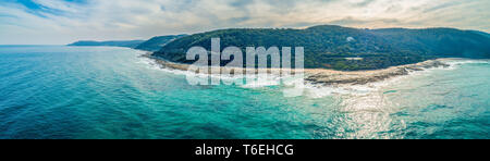 Large panorama de l'antenne de Great Ocean Road littoral sur la journée ensoleillée à Victoria, Australie Banque D'Images