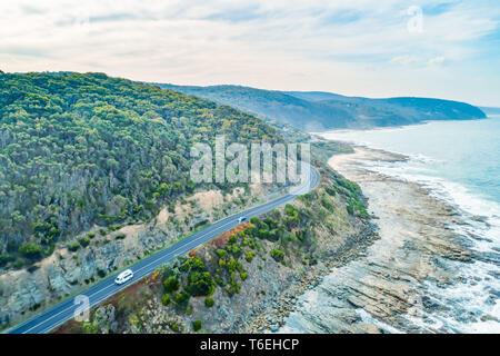 Les voitures qui circulent sur la Great Ocean Road, Victoria, Australie Banque D'Images