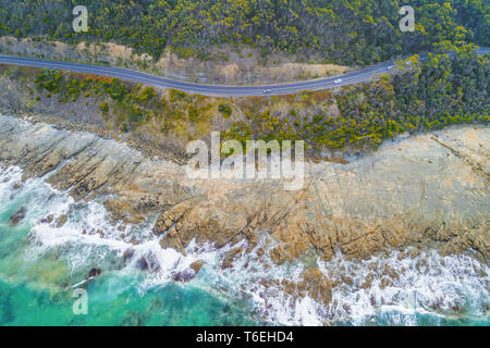 En regardant les voitures qui circulent sur la Great Ocean Road à proximité du littoral Banque D'Images