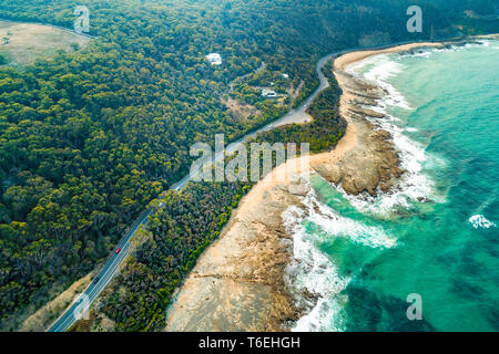 Vue aérienne de véhicules roulant sur Great Ocean Road le long de côte pittoresque près de Lorne, Australie Banque D'Images