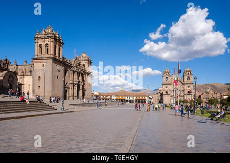 Plaza de Armas ou place principale du centre historique de Cusco avec la Cathédrale sur la gauche et l'église des Jésuites dans l'arrière-plan, Pérou Banque D'Images