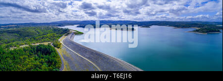 Large panorama de l'antenne de Cardinia Reservoir et mur de barrage du lac entouré de forêts, à Melbourne, Australie Banque D'Images