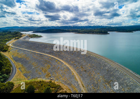 Scenic Cardinia Reservoir Lake et mur de barrage par jour nuageux - vue aérienne Banque D'Images