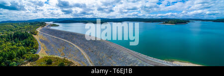 Antenne de Cardinia panorama pittoresque lac réservoir et mur de barrage sur l'image Banque D'Images