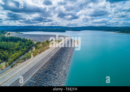 Le lac réservoir Cardinia et mur de barrage - vue aérienne Banque D'Images