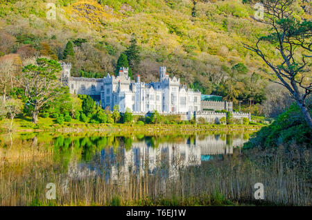 L'Abbaye de Kylemore Castle à la base de Druchruach en montagne montagnes du Connemara, Galway, Irlande Banque D'Images