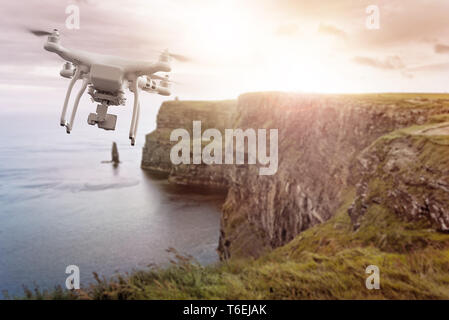 Drone survolant les Falaises de Moher Irlande Banque D'Images