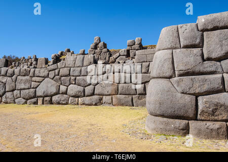 De magnifiques murs de pierres sèches site archéologique de Saqsaywaman près de Cusco, Pérou Banque D'Images