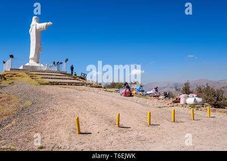 Statue du Christ blanc (également connu sous le nom de Cristo Blanco ou Cristo Redentor) surplombant la ville de Cusco à partir de Pukamuqu Hill, région de Cuzco, Pérou Banque D'Images