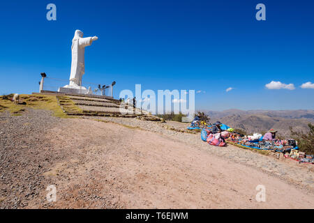 Statue du Christ blanc (également connu sous le nom de Cristo Blanco ou Cristo Redentor) surplombant la ville de Cusco à partir de Pukamuqu Hill, région de Cuzco, Pérou Banque D'Images