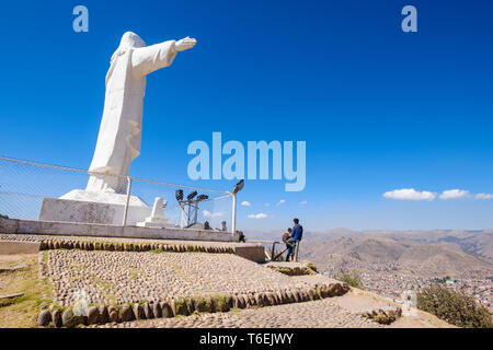 Statue du Christ blanc (également connu sous le nom de Cristo Blanco ou Cristo Redentor) surplombant la ville de Cusco à partir de Pukamuqu Hill, région de Cuzco, Pérou Banque D'Images