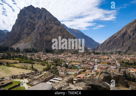 Vue panoramique sur le site archéologique inca d'Ollantaytambo et ville et vu de Temple Hill, région de Cuzco, Pérou Banque D'Images