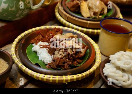 Nasi Gudeg. Repas traditionnel javanais de riz vapeur avec jaque, ragoût de poulet au curry, et la peau de bovins cracker ragoût. Banque D'Images