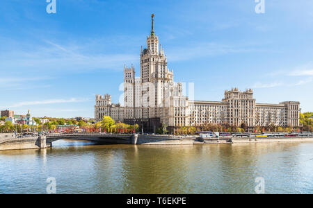 Quai de Moscou avec le gratte-ciel de Staline Banque D'Images