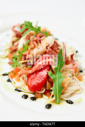 Pâtes aux fruits de mer et l'encre de seiche sur l'assiette de porcelaine Banque D'Images