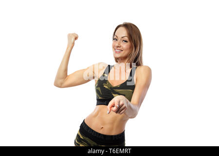 Nom smiling sporty woman démontrant les biceps, isolated on white Banque D'Images