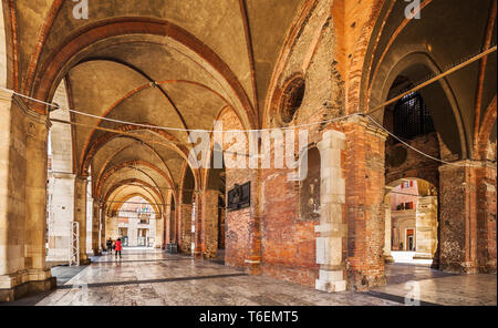 Arcades du palais gothique du centre de Piacenza Banque D'Images