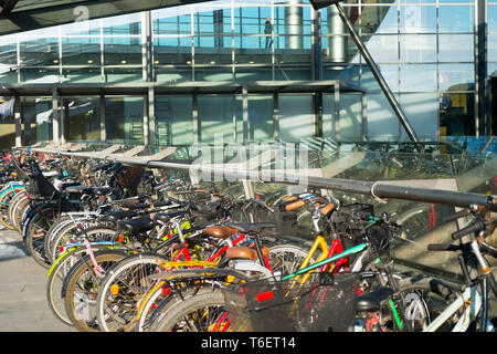 L'aéroport de stationnement des vélos au Danemark Copenhague Banque D'Images