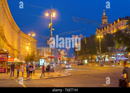 Les gens de Kiev rue Khreshchatyk twilight Banque D'Images