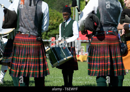 Jeune homme jouant tambour en pipe band, Highland Gathering annuel, 2019, Amanzimtoti, KwaZulu-Natal, Afrique du Sud, les gens, les cornemuses, les kilts, Comité permanent Banque D'Images